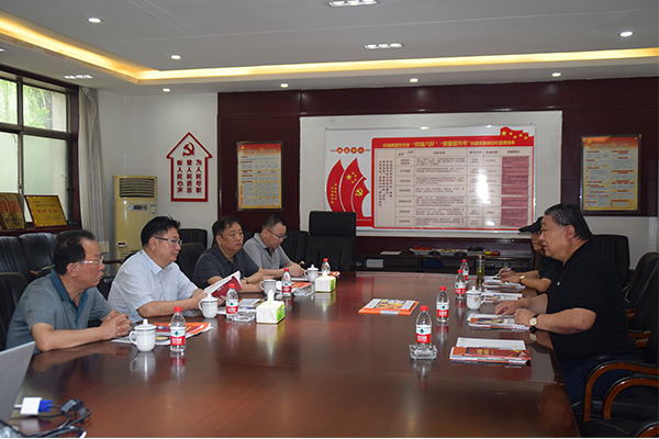 臨汾市市場監(jiān)督管理局局長、非公企業(yè)黨委書記張東紅<br>在科海集團調研非公黨建工作